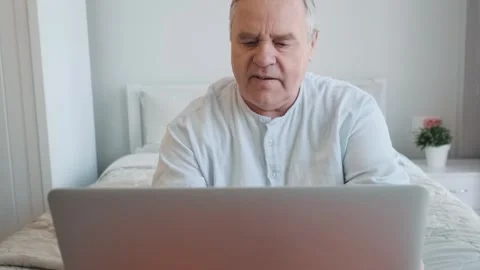 Frustrated elderly man retiree using laptop and have problem with utility bill Video stock 270598081