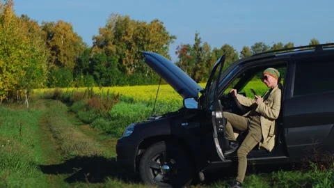A frustrated female driver calling roadside service insurance. Stock Footage 255208457