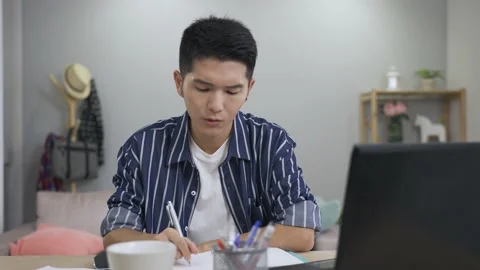 Frustrated freelancer looking at laptop screen Vídeo Stock 153067732