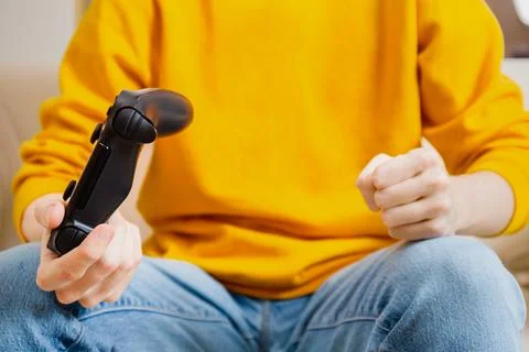 Frustrated Gamer Holding Controller and Clenching Fist Foto stock