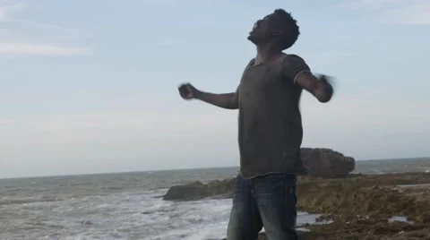 Frustrated guy shouting at the beach area 10 Video stock 67556554