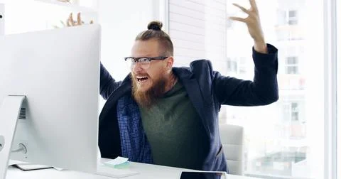 Frustrated man, computer and stress with anger for business fail, mistake or Foto stock