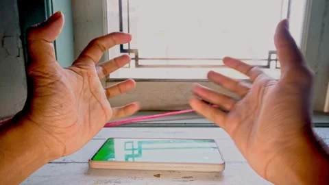 Frustrated mobile gamer expressing intense anger while holding a green scre.. Stock-Footage 345133571