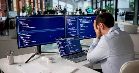 Frustrated Programmer Struggles Alone Late Night Coding Web Software. Foto stock