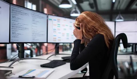 Frustrated Software Developer Coding On Computer, Stressed African American W Foto stock