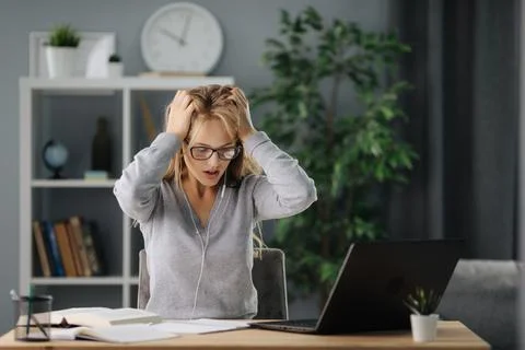 Frustrated student using laptop Foto stock