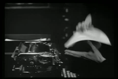 Frustrated writer crumpling page from typewriter Vídeos de archivo 11349505