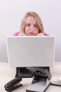  Frustriert Geschäftsfrau starrte ihren Computer Frustrierte junge blonde .. Stock Photos