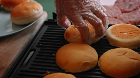 Fry the burger bread on the grill. Taste Classic American burger. 4k video Vidéo 159597677