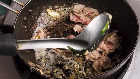 Fry chopped pork 스톡 동영상 343242414