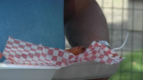 Fry Dipping 스톡 동영상 99307299