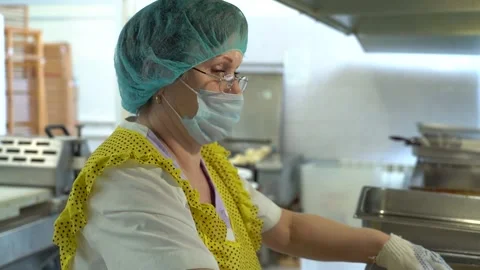 Fry the dough in a deep fryer Video stock 221818222