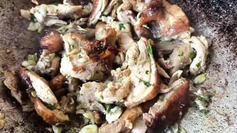 Fry duck basil 動画素材 335983798