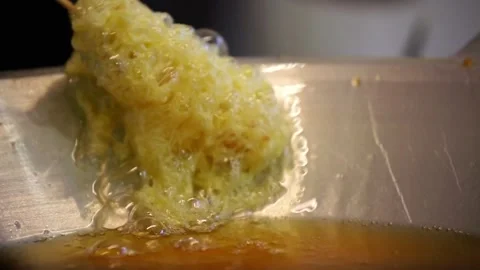 Fry the egg rolls Video stock 267680995