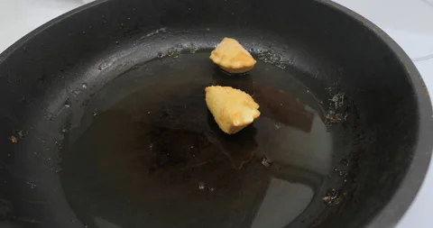 Fry in a frying pan Vídeo Stock 145565179