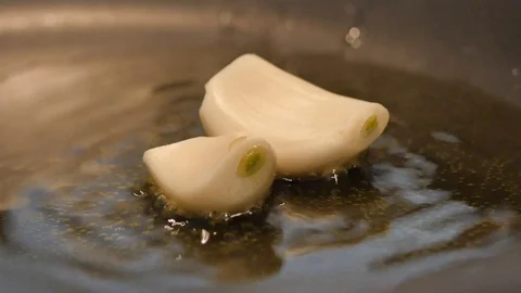 Fry garlic in oil  Stock Footage 104550085