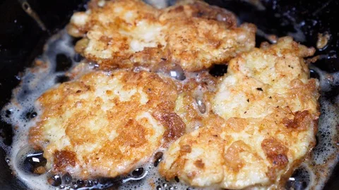 Fry meat chops with a golden crust in a pan in oil. Video stock 125876044