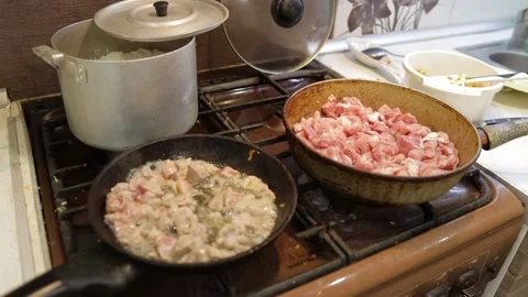 Fry meat in a frying pan in the kitchen 스톡 동영상 219932287