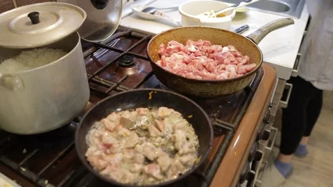 Fry meat in a frying pan in the kitchen Vídeo Stock 221213019