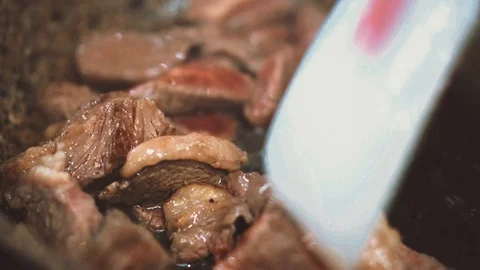 Fry meat in a pan. Video stock 105319881