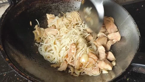 Fry noodle with chic 動画素材 341471679