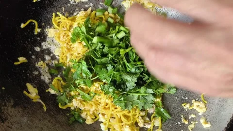 Fry noodle coriandor Video stock 337214549