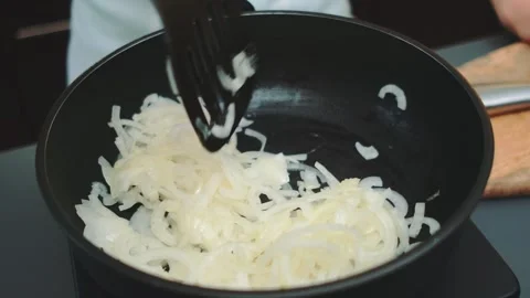 Fry the onion in a deep frying pan Stock-Footage 252329776