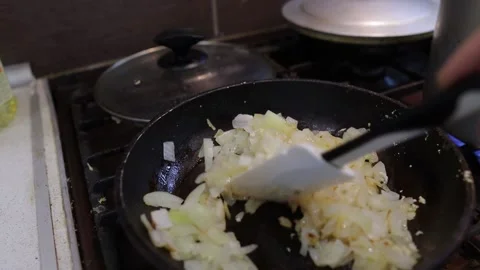 Fry the onion in a frying pan in vegetable oil Vídeo Stock 219931547