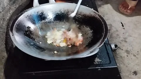 Fry the onion in the pan Stock Footage 219198602