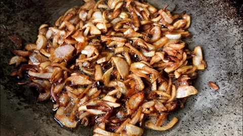 Fry red onion 스톡 동영상 331403024