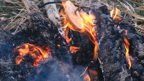 Fry sausages and bread at the stake. weekend in nature Vidéo 125770662