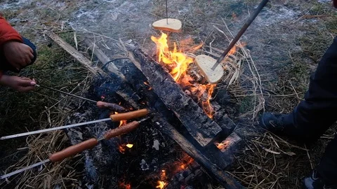 Fry sausages and bread at the stake. weekend in nature Vidéo 125770673
