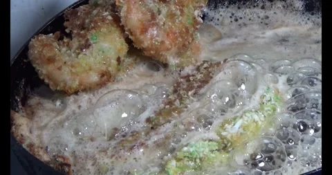 Fry shrimp with eggs, flour and cooking oil Video stock 308347273