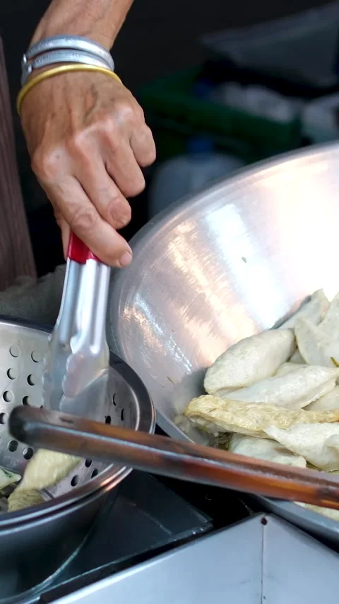 Fry squid in asia Chengdu, Sichuan,. Popular Street Snack. Chinese Street Food Stock-Footage 317700053