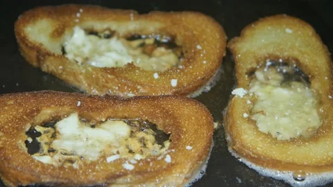 Fry three slices of bread with onions in a frying pan Vídeos de archivo 233595462