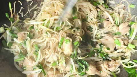 Fry whole noodles Vídeo Stock 341471698