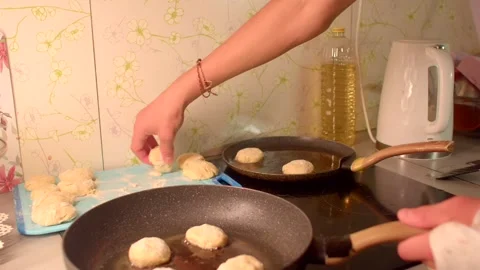 Fryer monitors temperature while browning patties evenly in oil Stock Footage 321029281