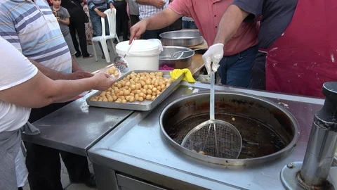 Frying and distributing doughnuts to people Vídeo Stock 112688617