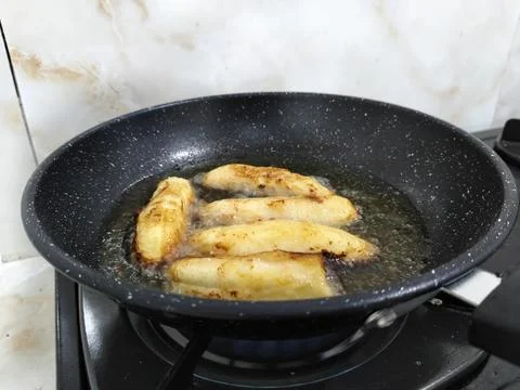 Frying bananas in the kitchen. Фото
