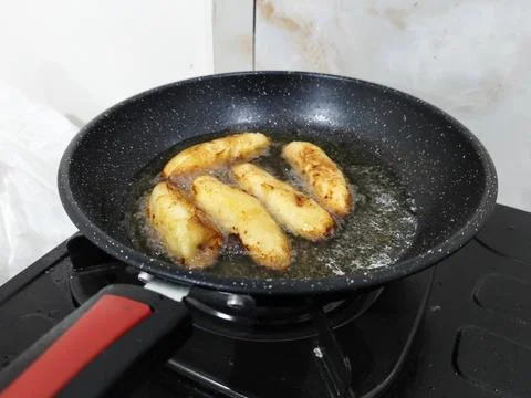 Frying bananas in the kitchen. 스톡 사진
