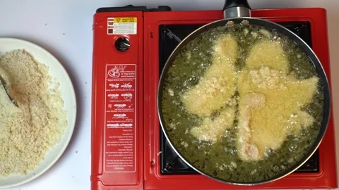 Frying Breaded Chicken Strips in Hot Oil 스톡 동영상 334324429