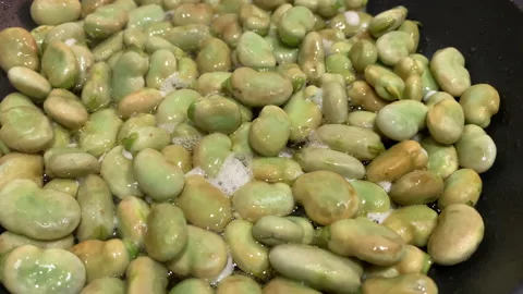 Frying broad beans 動画素材 202608332