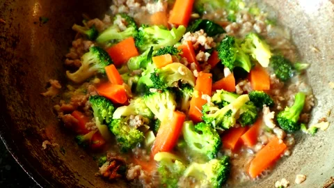  Frying broccolis and carrots in pan, in door  Chiangmai  Thailand. Stock-Footage 259298011