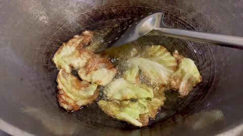 Frying cabbage in hot oil inside wok pan 스톡 동영상 346561513