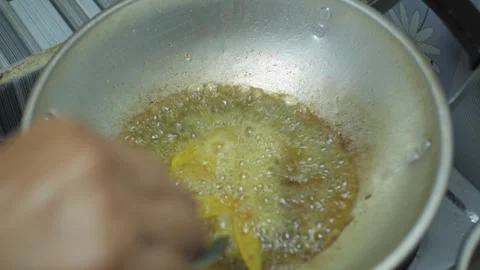 Frying the chicken on a griddle using hot cooking oil raises the foam on to.. Vídeos de archivo 241995630