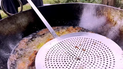 Frying Chicken in Hot Oil During Traditional Cooking Process Видео 339533120