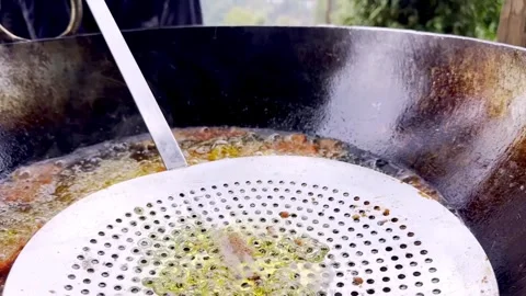 Frying Chicken in Hot Oil During Traditional Cooking Process Видео 339533162