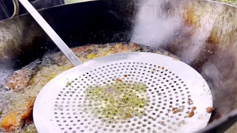 Frying Chicken in Hot Oil During Traditional Cooking Process Видео 339533212