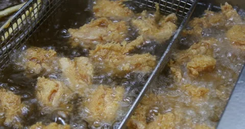 Frying chicken in oil Vidéo 162617720