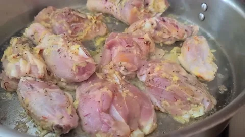 Frying chicken in a pan Video stock 202280073